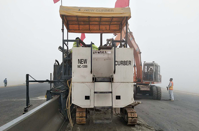 卡拉公路防撞護欄滑模攤鋪機鋪筑施工